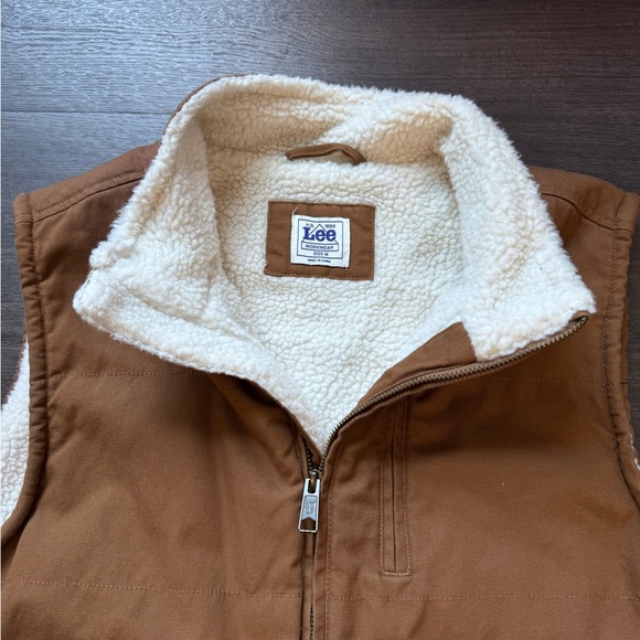 Lee fleeced lined vest. Size medium - Picture 3 of 3